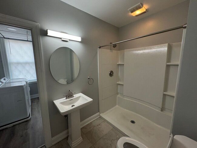 Building Photo - Available NOW! 3 Bed 2 Full Bath Townhome ...