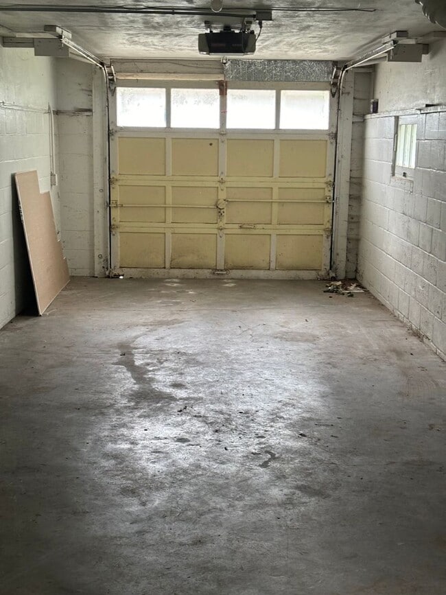 Building Photo - Beautiful 3 Bedroom 1 Bathroom Morton Meadows Cottage