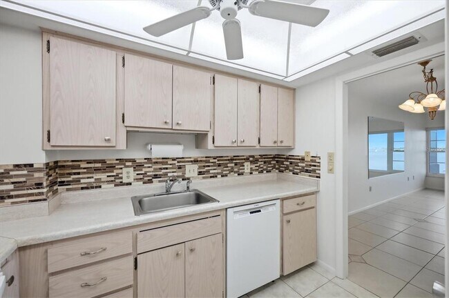 Building Photo - 555 S Gulfstream Ave