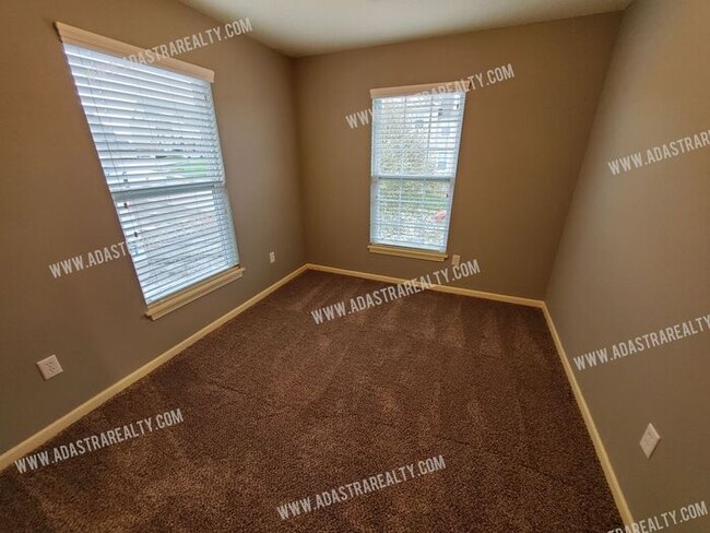 Building Photo - Beautiful and Spacious Olathe Townhome-Ava...