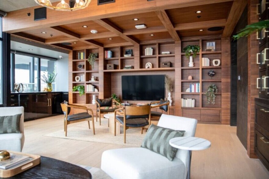 Building Photo - 1550 NW Naito Pkwy