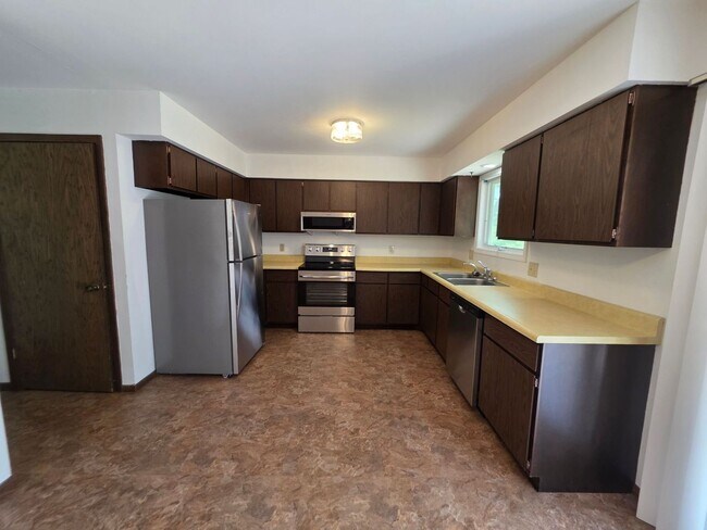 Building Photo - 2 Bed 1 Bath Side By Side Duplex in Port Edwards