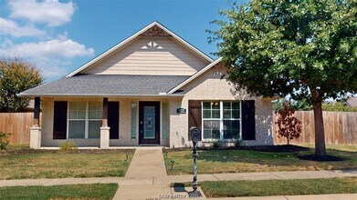 Building Photo - 3925 Devrne Dr