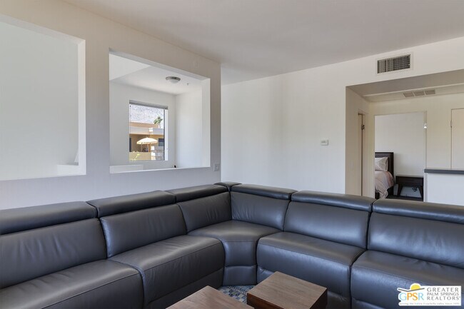 Building Photo - 870 E Palm Canyon Dr