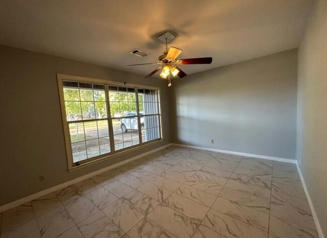 Building Photo - 1707 Ave E