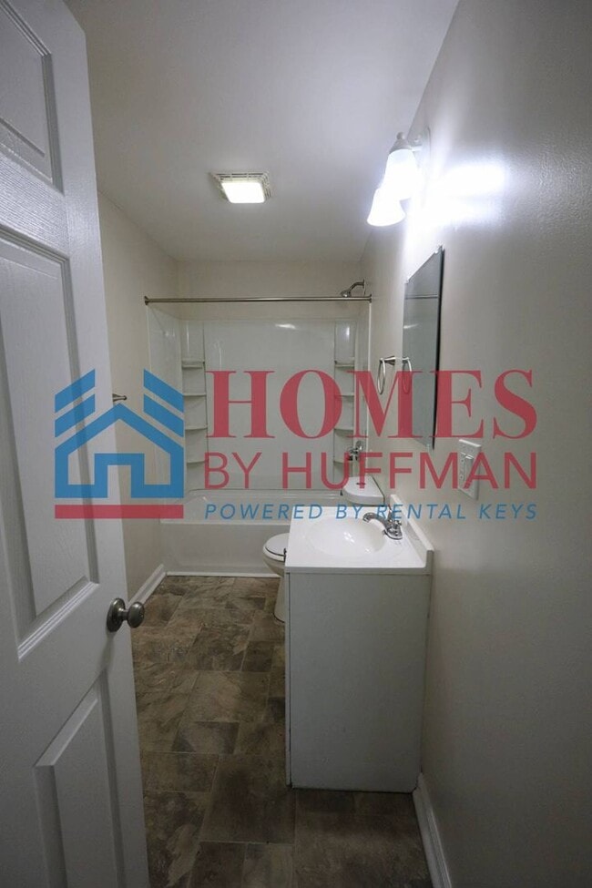 Building Photo - Two Bedroom House | Move in Ready