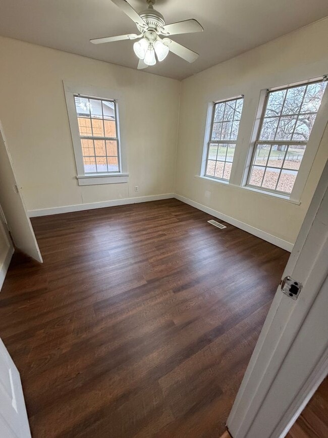 Building Photo - $1300 Move In Special