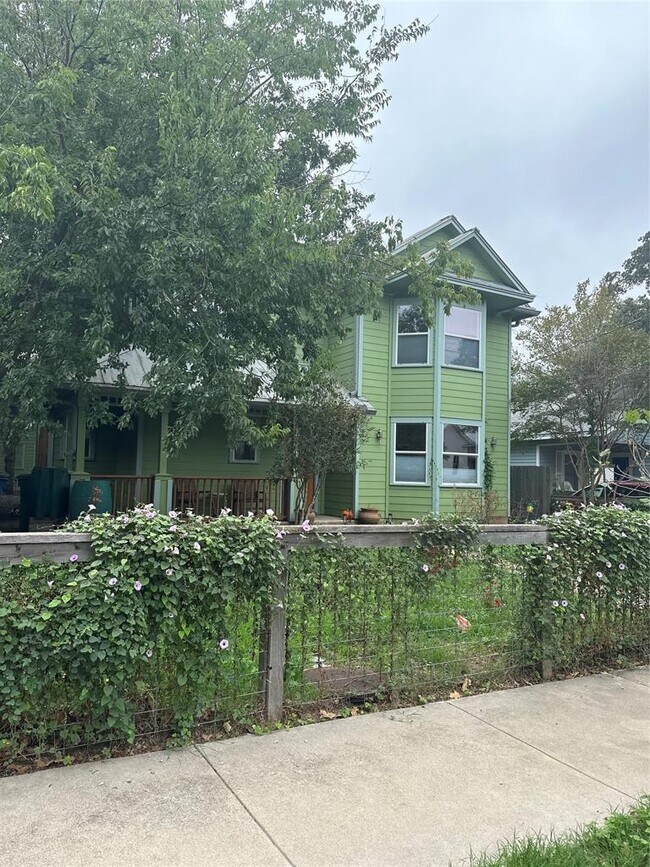 Primary Photo - 1511 E 13th St