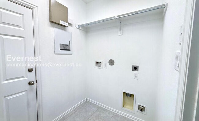 Building Photo - 4811 Sunset Park Ln