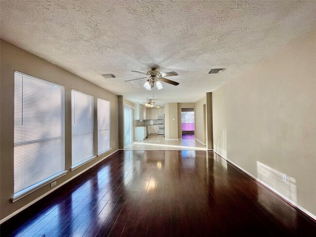 Building Photo - 146 Skycrest Dr