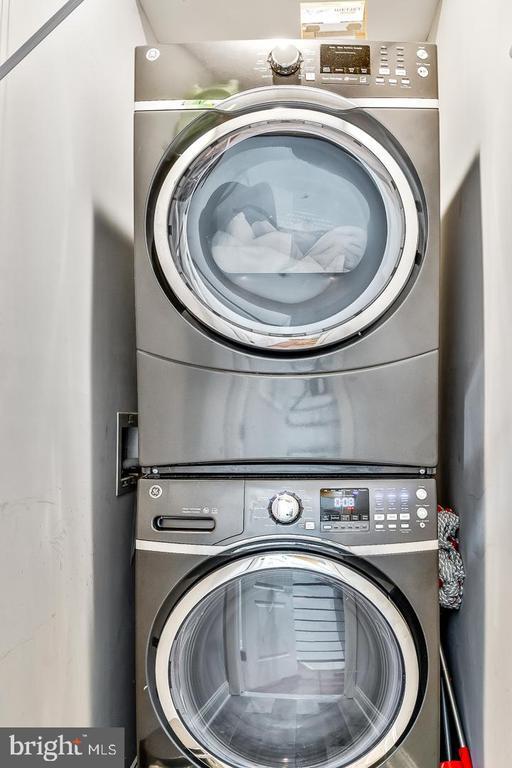 Building Photo - 1945 Watkins St