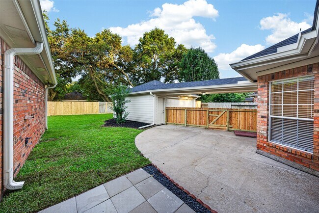 Building Photo - 2015 Rosalyn Ct