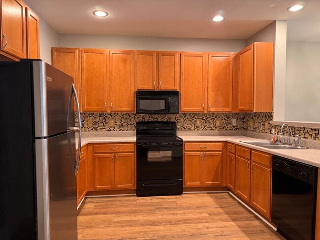 Building Photo - 2BR 2.5BA Townhome with Screened Porch