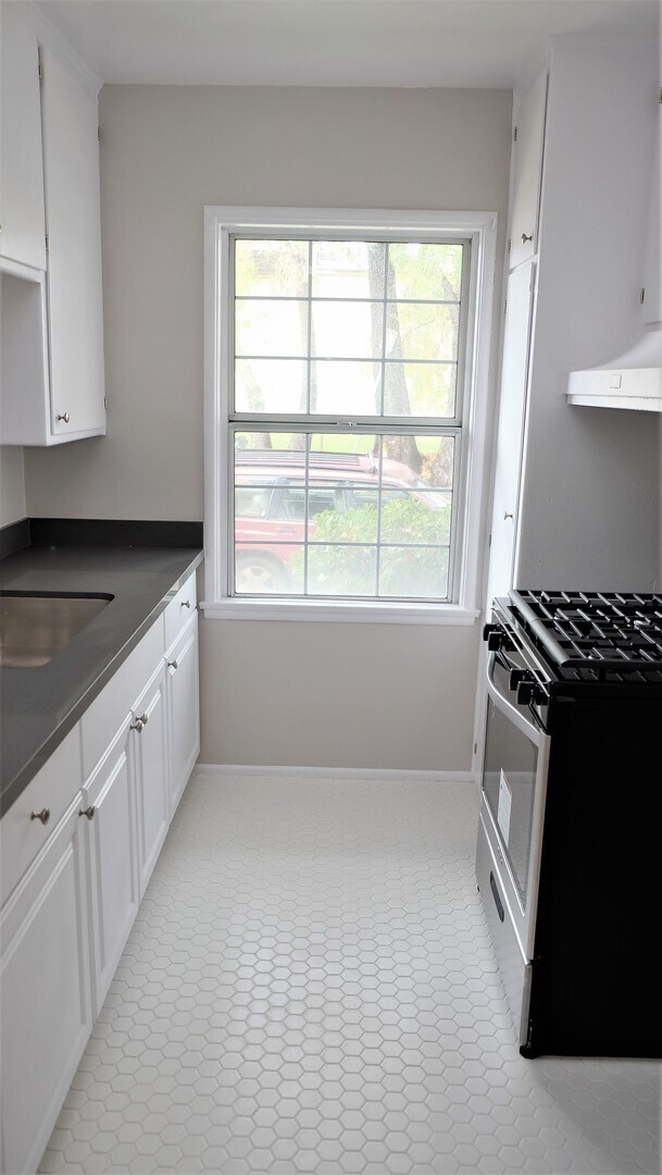 Building Photo - Spacious, modern, and bright! Love at first sight