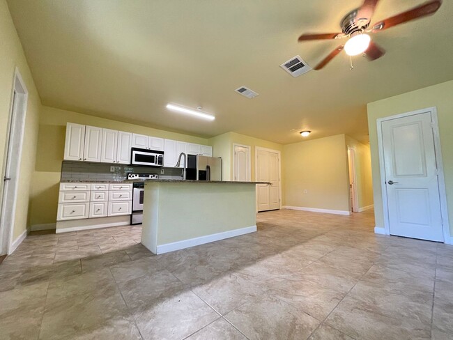 Building Photo - 3 bedroom Duplex by the Lake