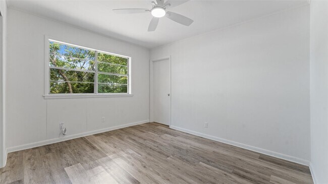 Building Photo - 828 W Caraway St