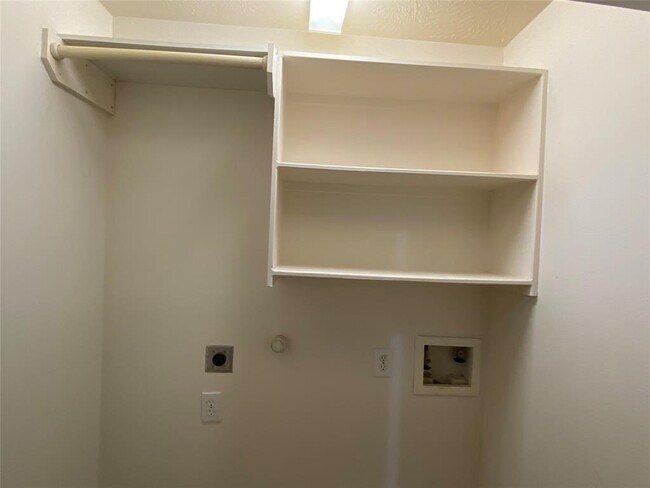 Building Photo - 15943 Breanna Ln