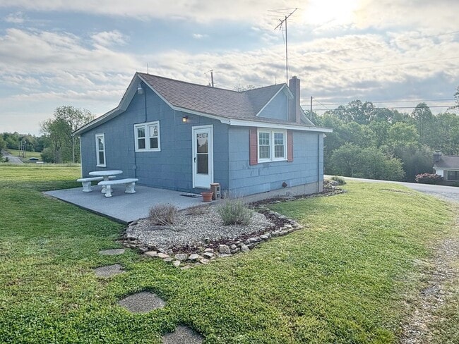 Building Photo - Maryville 37803 - 1 bedroom, 1 bath home  - Contact Jeremy Logan 865-307-2273