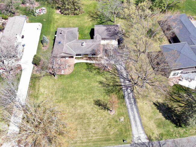 Building Photo - 202 Lac La Belle Dr