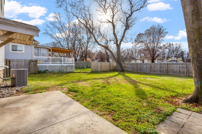 Building Photo - 332 W Olive St