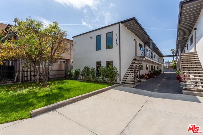 Building Photo - 1319 S St Andrews Pl