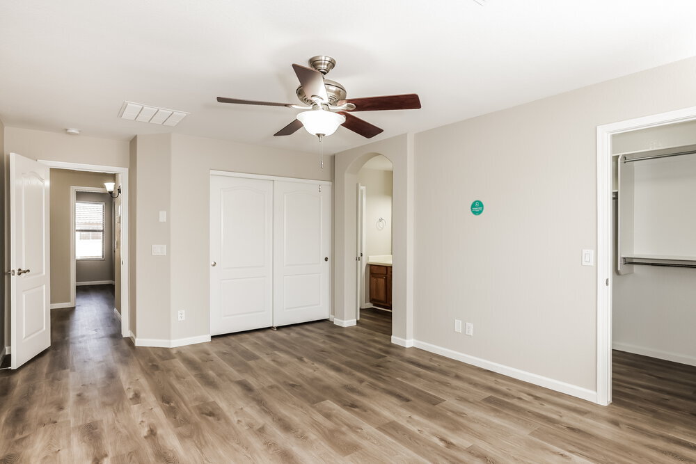 Building Photo - 2505 W Red Fox Rd