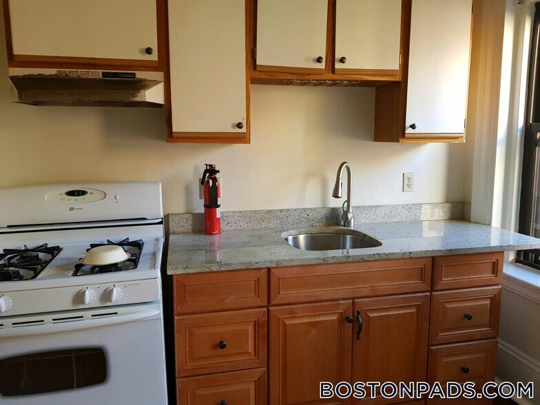 Building Photo - 533 Newbury St