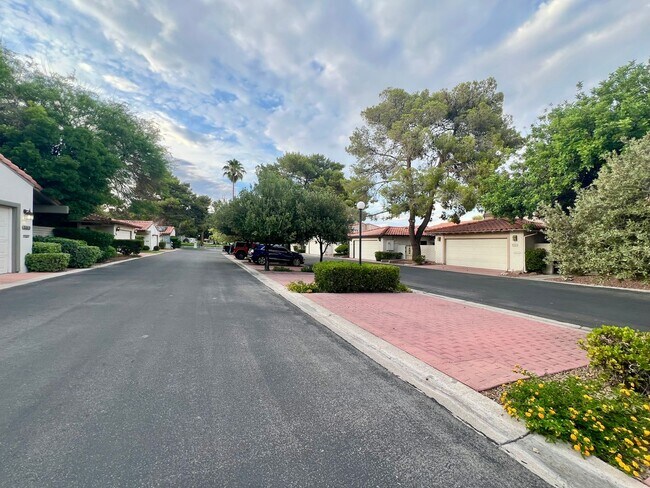 Building Photo - Hidden gem in the heart of Las Vegas