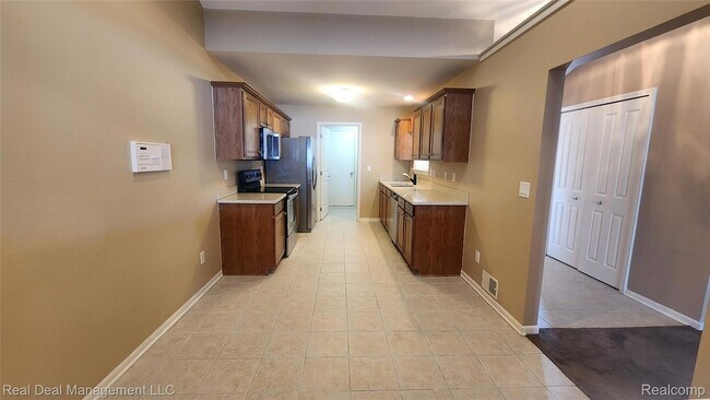 Building Photo - 6146 Lone Oak Cir