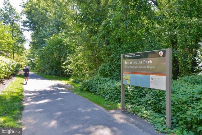 Building Photo - 700 Kahn Pl