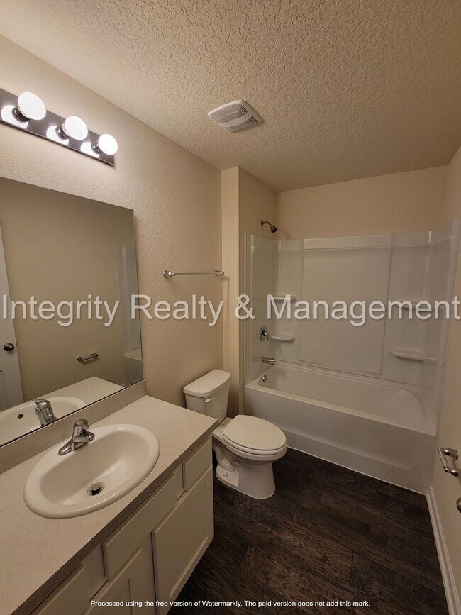 Building Photo - Newer 4 Br, 2 Bath home