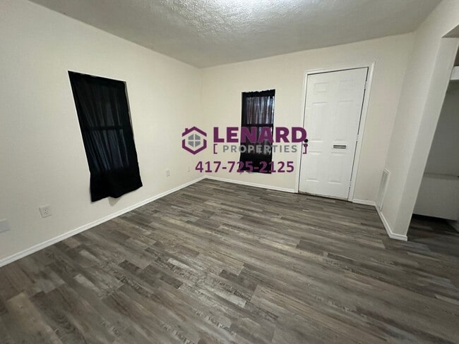 Building Photo - 2 Bedroom Home Available Now!