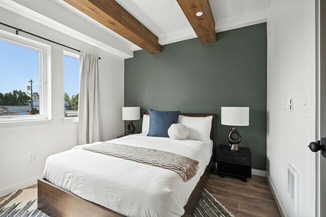 Building Photo - 925 NE 23rd Ave