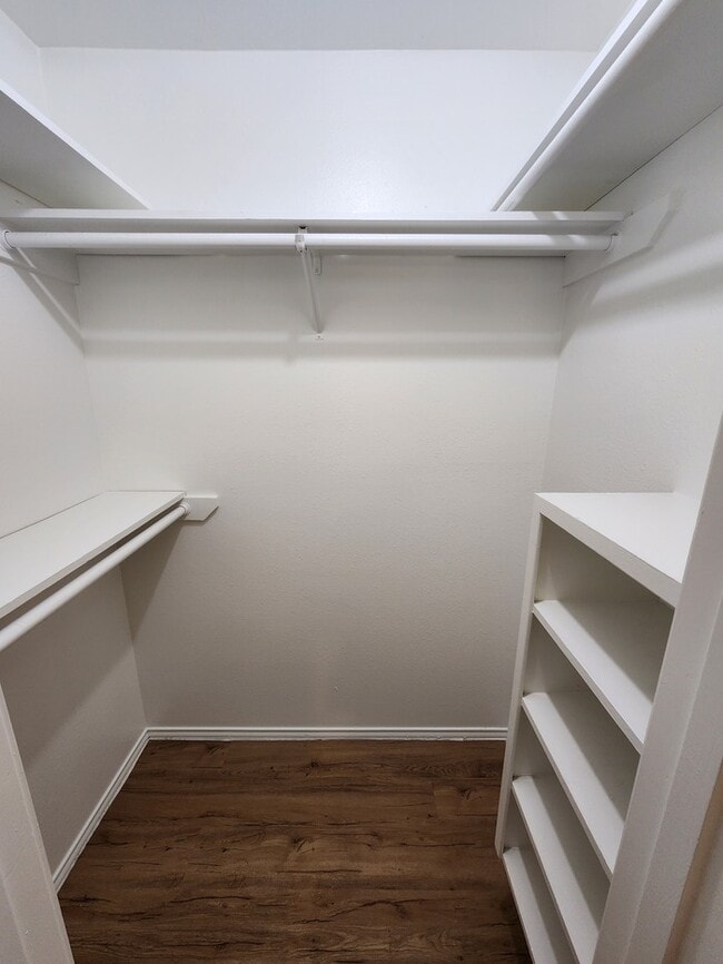 Building Photo - 2 bed 2 bath, 2 car garage