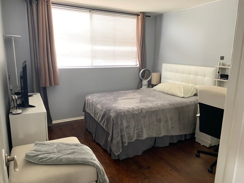 Second bedroom with large closet - 8530 Holloway Dr