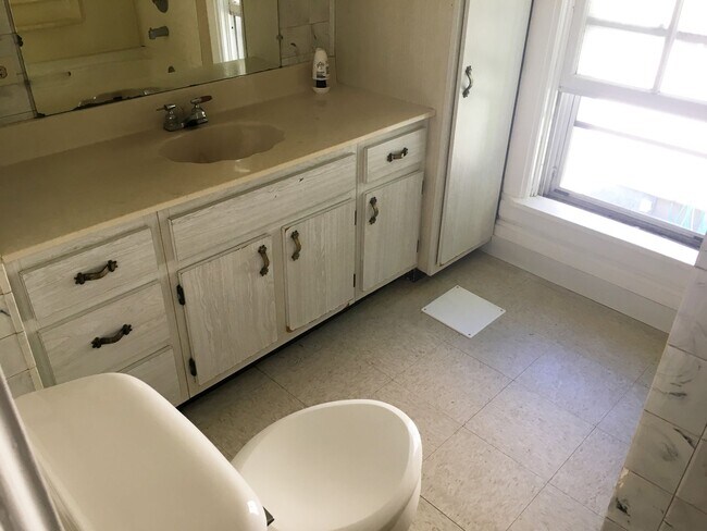 Building Photo - 4-bedroom 1 Bath Single-Family Home Near D...