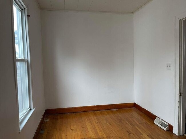 Building Photo - 2 Bedroom | 1 Bathroom | $1,150
