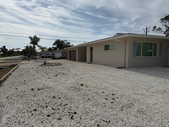 Building Photo - 908 Harbor Dr S