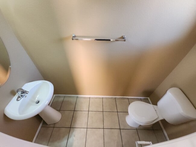 Building Photo - Beautiful detached home with fully fenced back yard.