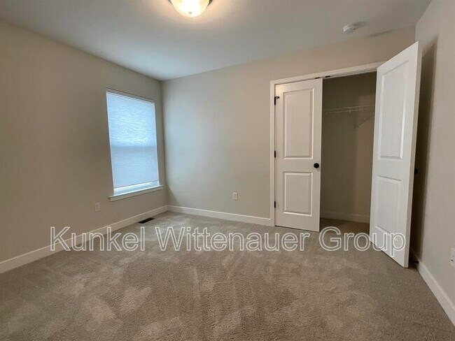 Building Photo - 808 Applewood Creek Dr