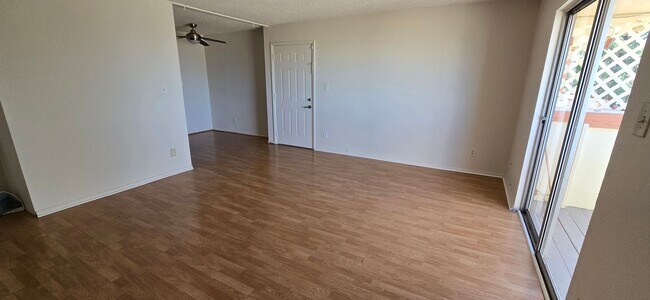 Building Photo - Top-floor 2-bedroom, 1-bath condo in Thornton with lots of natural light.