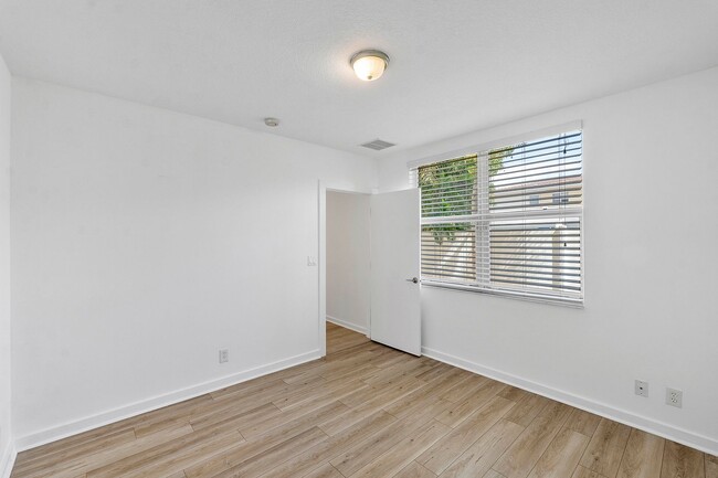 Building Photo - LARGE 3-bed, 3-bath townhome with 2-car ga...