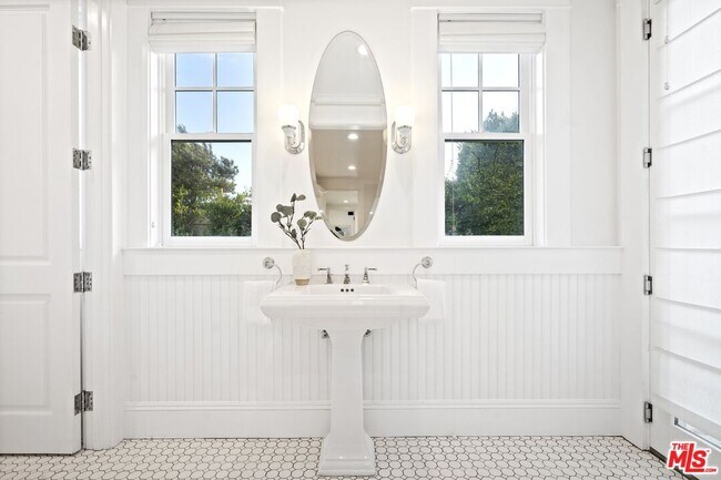 Building Photo - 7335 Birdview Ave