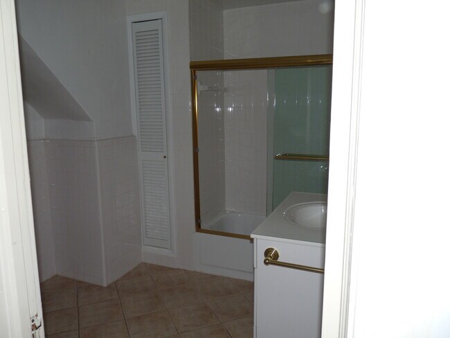 2d Floor Bathroom - 2207 Military Rd