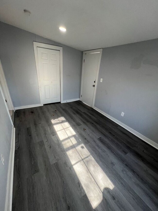 Building Photo - Spacious 5-Bedroom Home with Enclosed Porc...