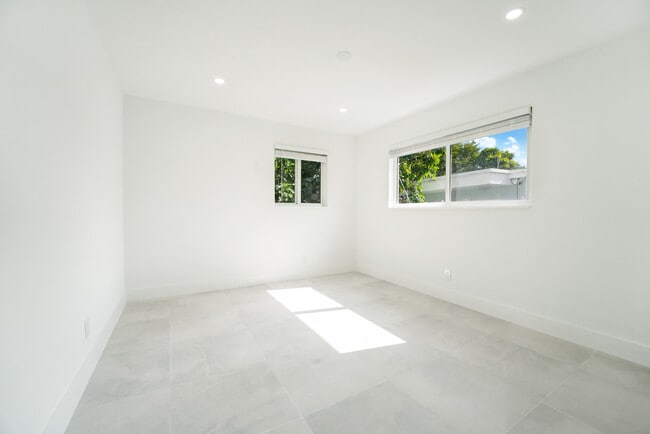 Building Photo - 857 W 34th St