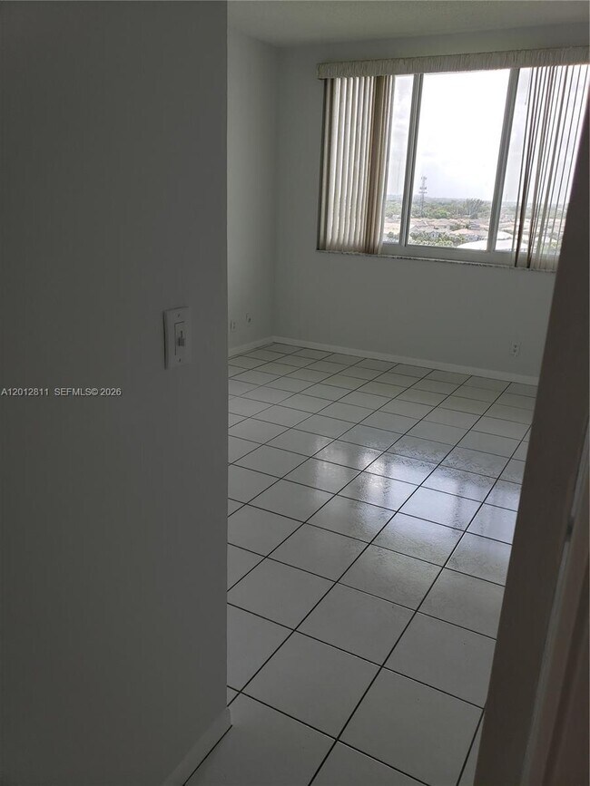 Building Photo - 4200 Hillcrest Dr