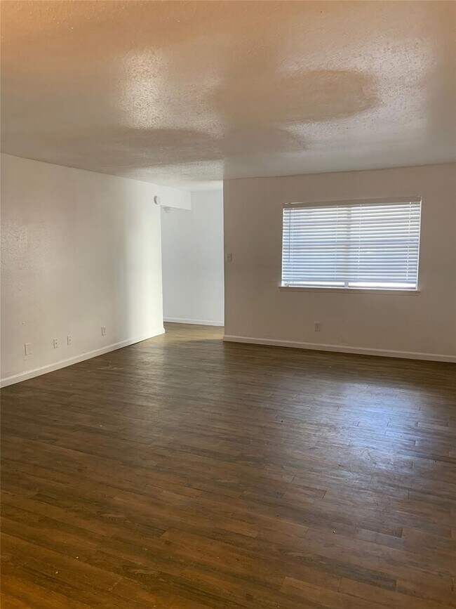Building Photo - 3 bedroom / 2 bathroom - 1st floor condo