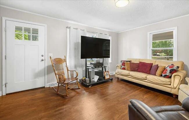 Building Photo - 3 Bedroom Home Available For Rent - Pendleton