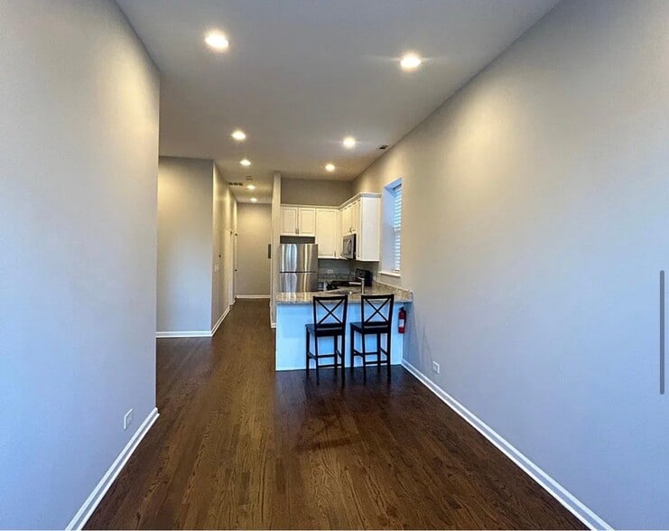 Building Photo - 3232 S Wells St